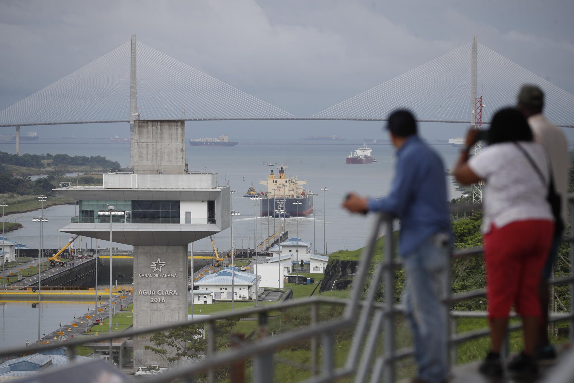 Personas observando el tránsito de un buque por las esclusas de Agua Clara, en el Canal de Panamá