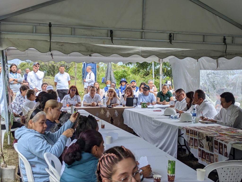 Familias de las víctimas reunidas con la JEP.