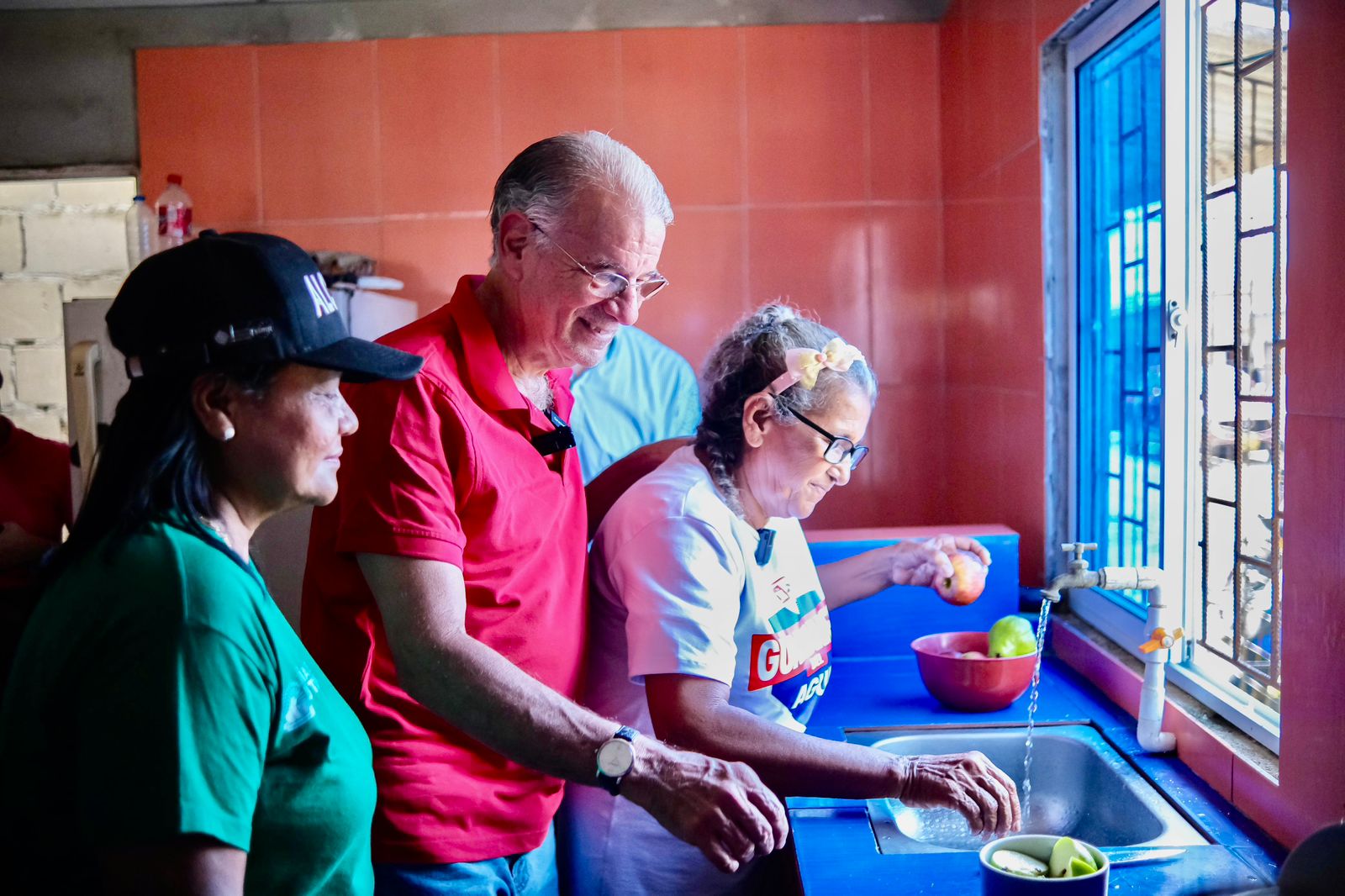 El gobernador junto a una residente de La Arenosa.