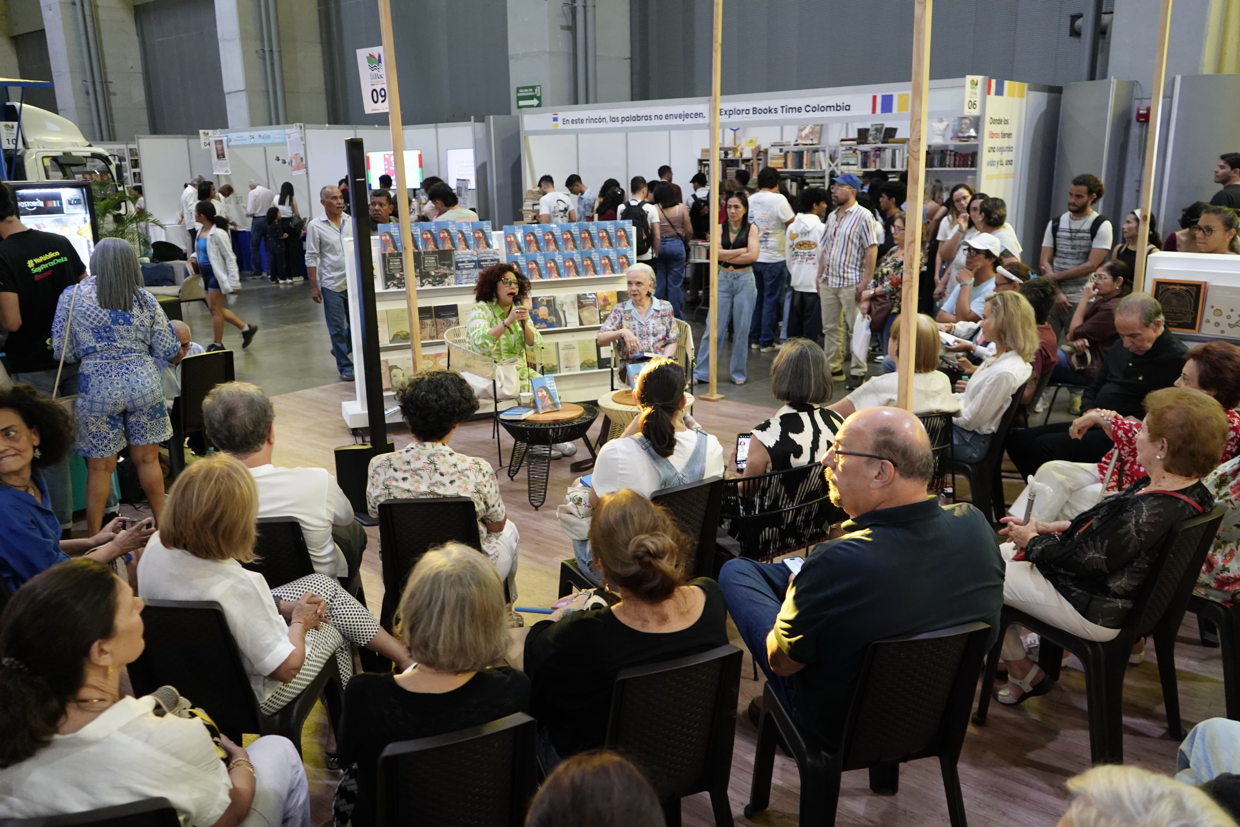 Asistencia en la presentación de 'Te salvas que eres bonita’, en el Filbac.