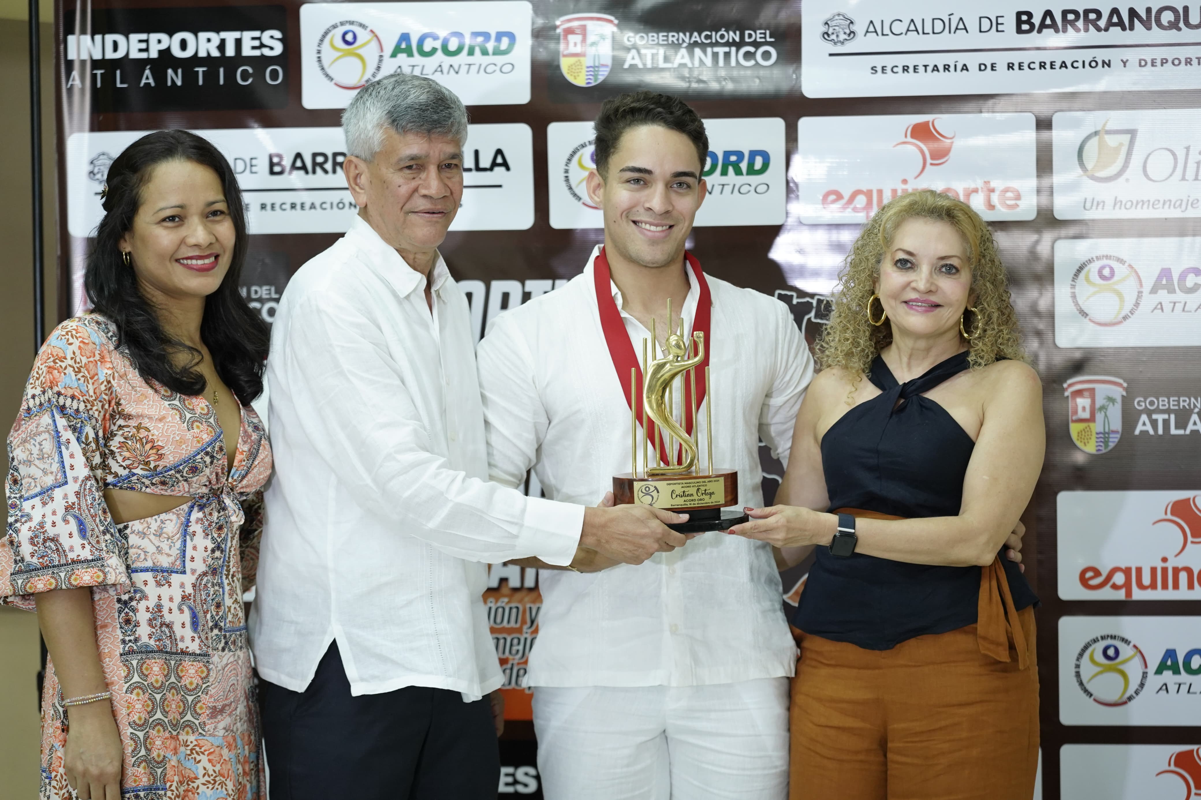 Cristian Ortega junto al presidente de Acord Atlántico, Estewil Quesada.