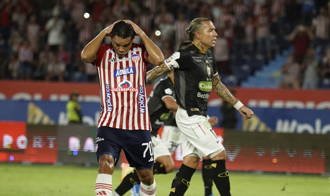 Carlos Bacca se lamenta tras errar la pena máxima en el primer tiempo. 