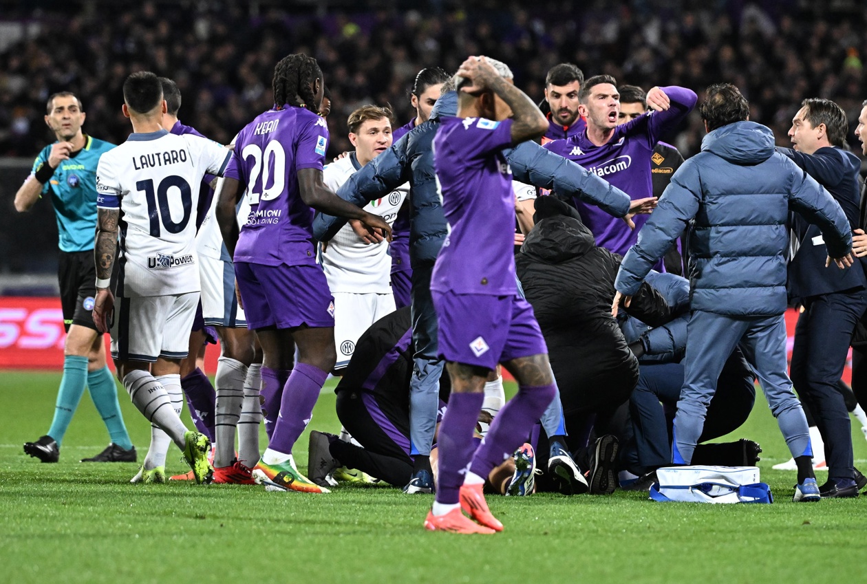 Momentos de angustia se vivieron en la cancha tras el desmayo de Edoardo Bove. 