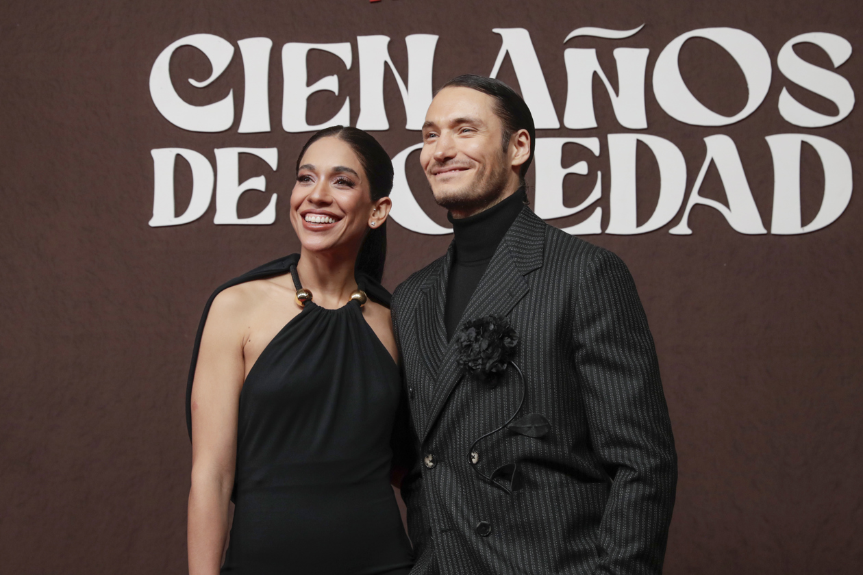 El actor Claudio Cataño (Aureliano Buendía) y su novia María del Rosario Barreto. 