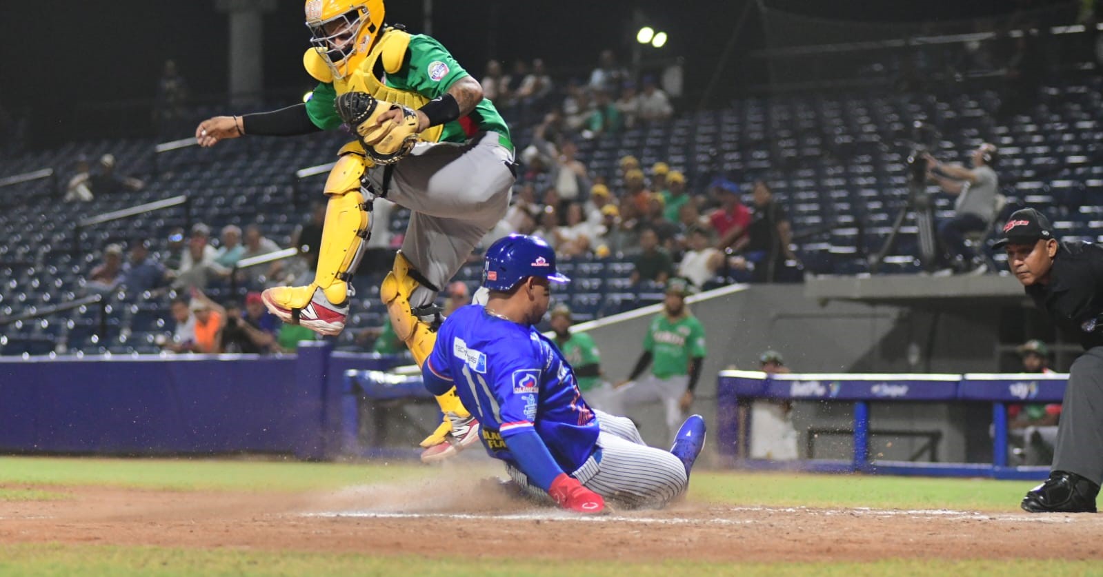 Fabián Pertuz anota la primera carrera de Caimanes, en el segundo inning. 