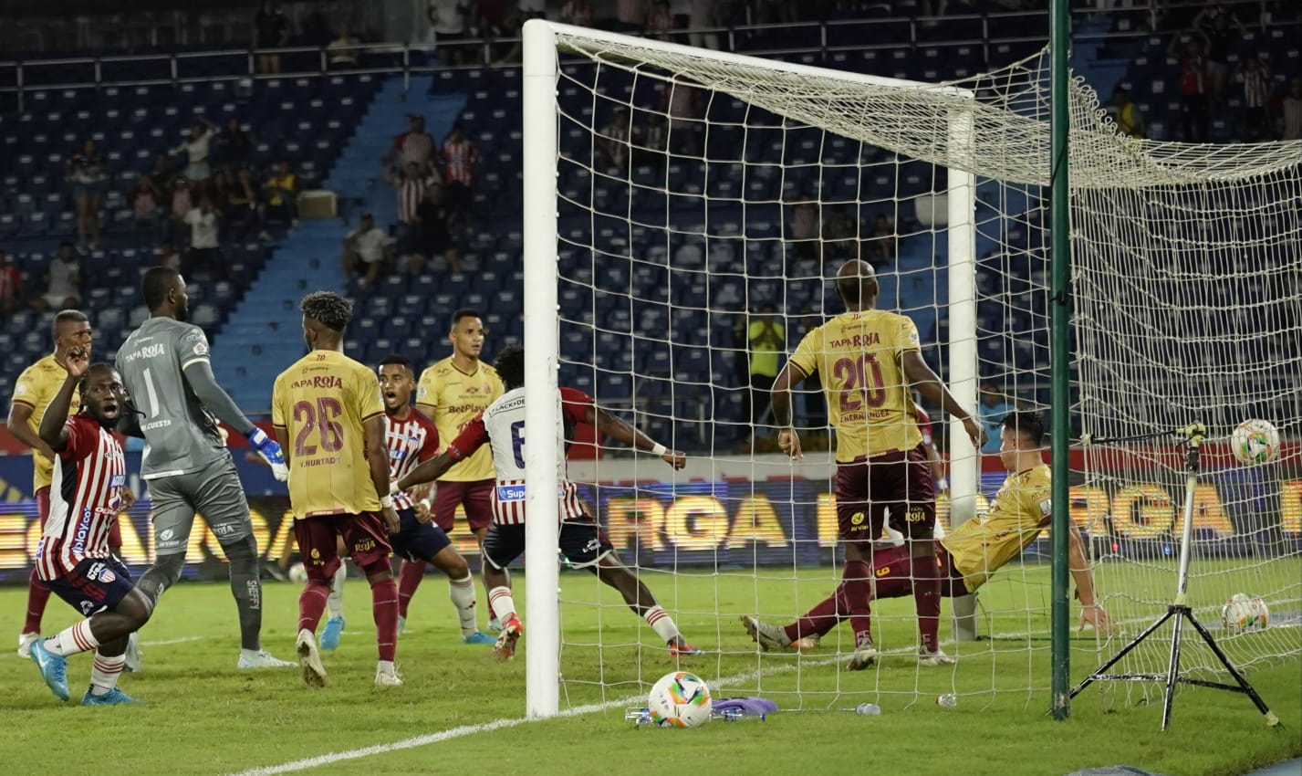 La pelota cabeceada por Olivera ingresa a la portería del Tolima. 