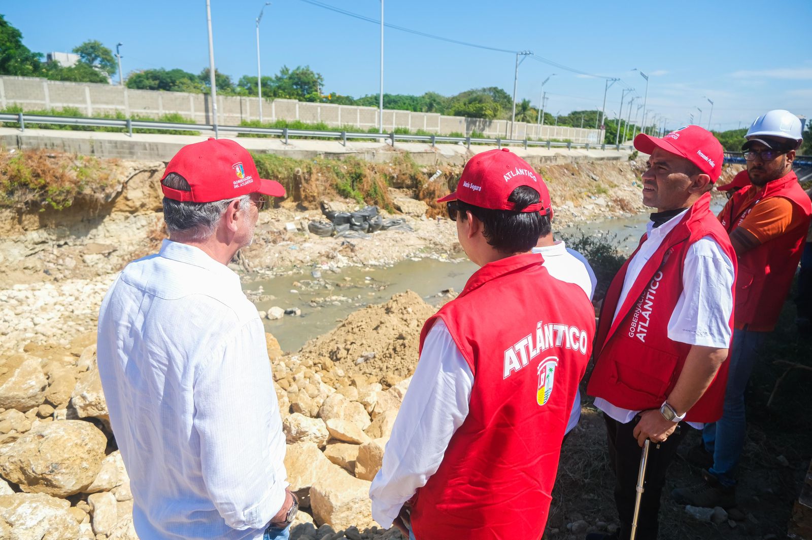 Gobernador Verano durante la visita de inspección de la obra en Soledad.