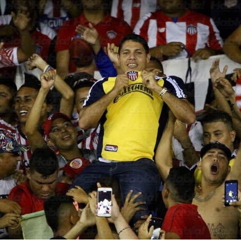 Arzuaga en las tribunas apoyando al Junior.