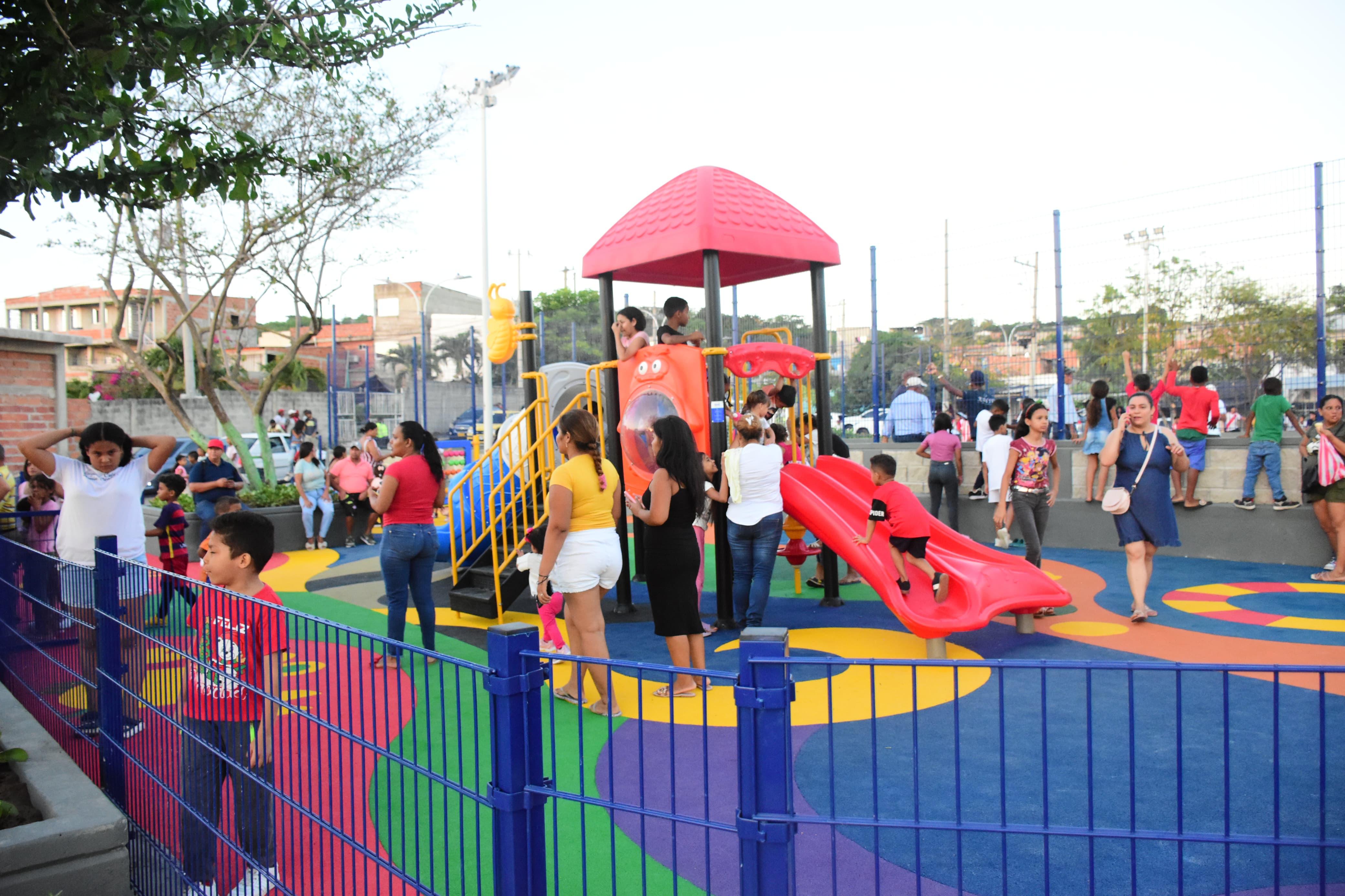 Familias disfrutan del parque recién recuperado.