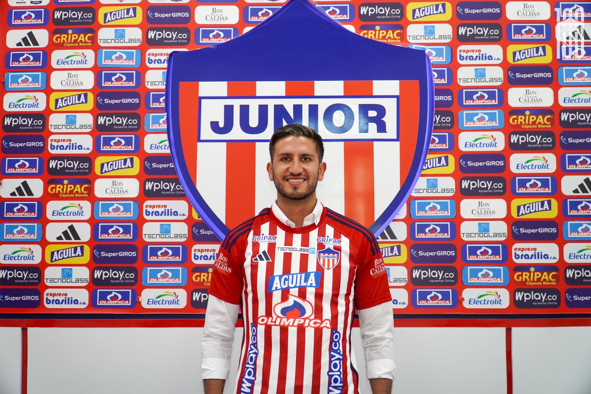 Daniel Rivera con la camiseta de Junior en su presentación oficial. 