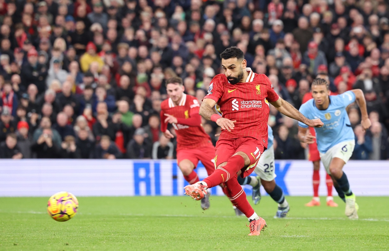 Mohamed Salah marcó, de pena máxima, el segundo gol del Liverpool.