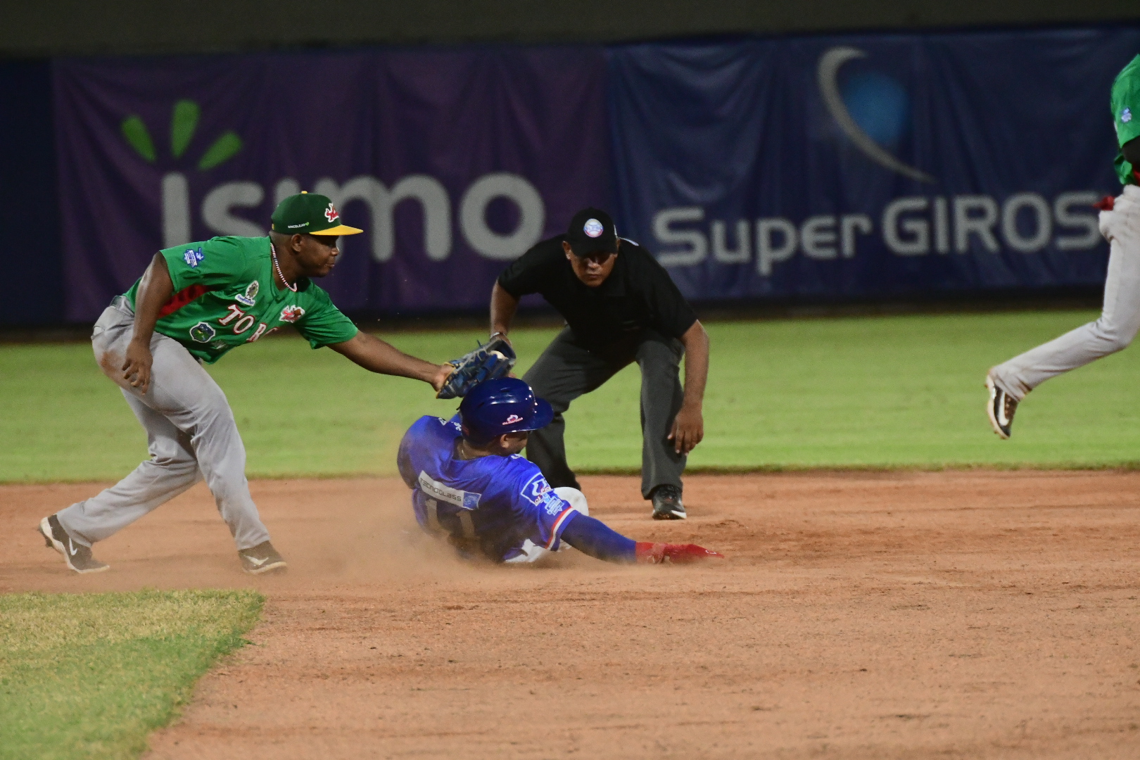 Fabián Pertuz, corredor de Caimanes, es quieto a la segunda base. 