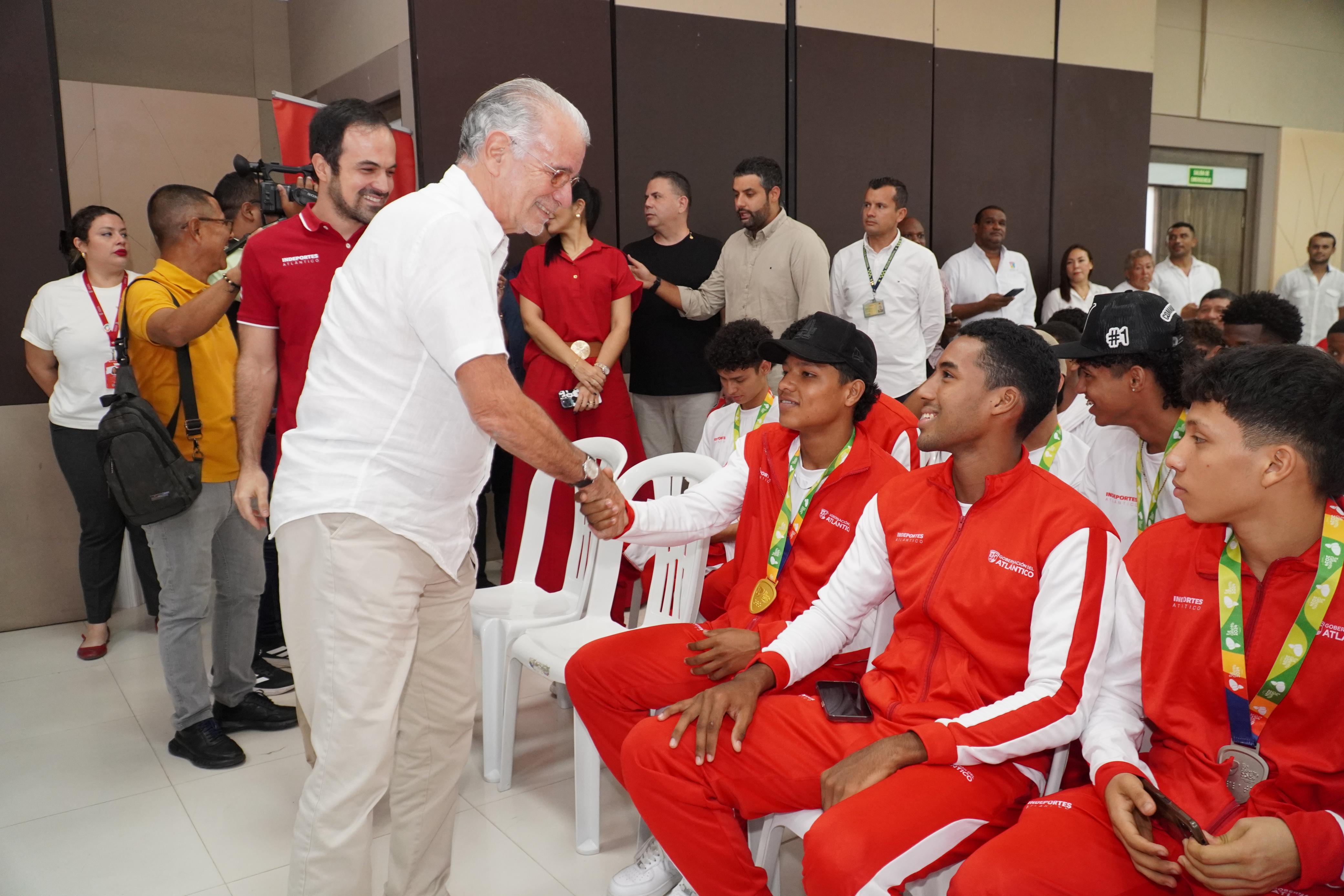 El gobernador Eduardo Verano saluda a los deportistas. 