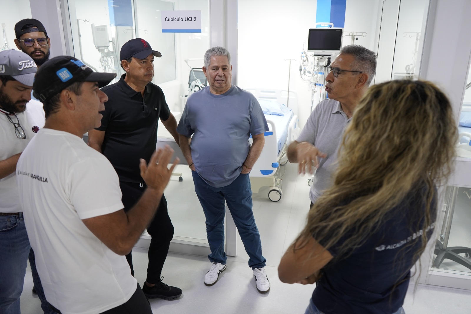 El Alcalde Alejandro Char y la Gerente de Ciudad Ana María Aljure con los periodistas Jorge Cura y Laurian Puerta.