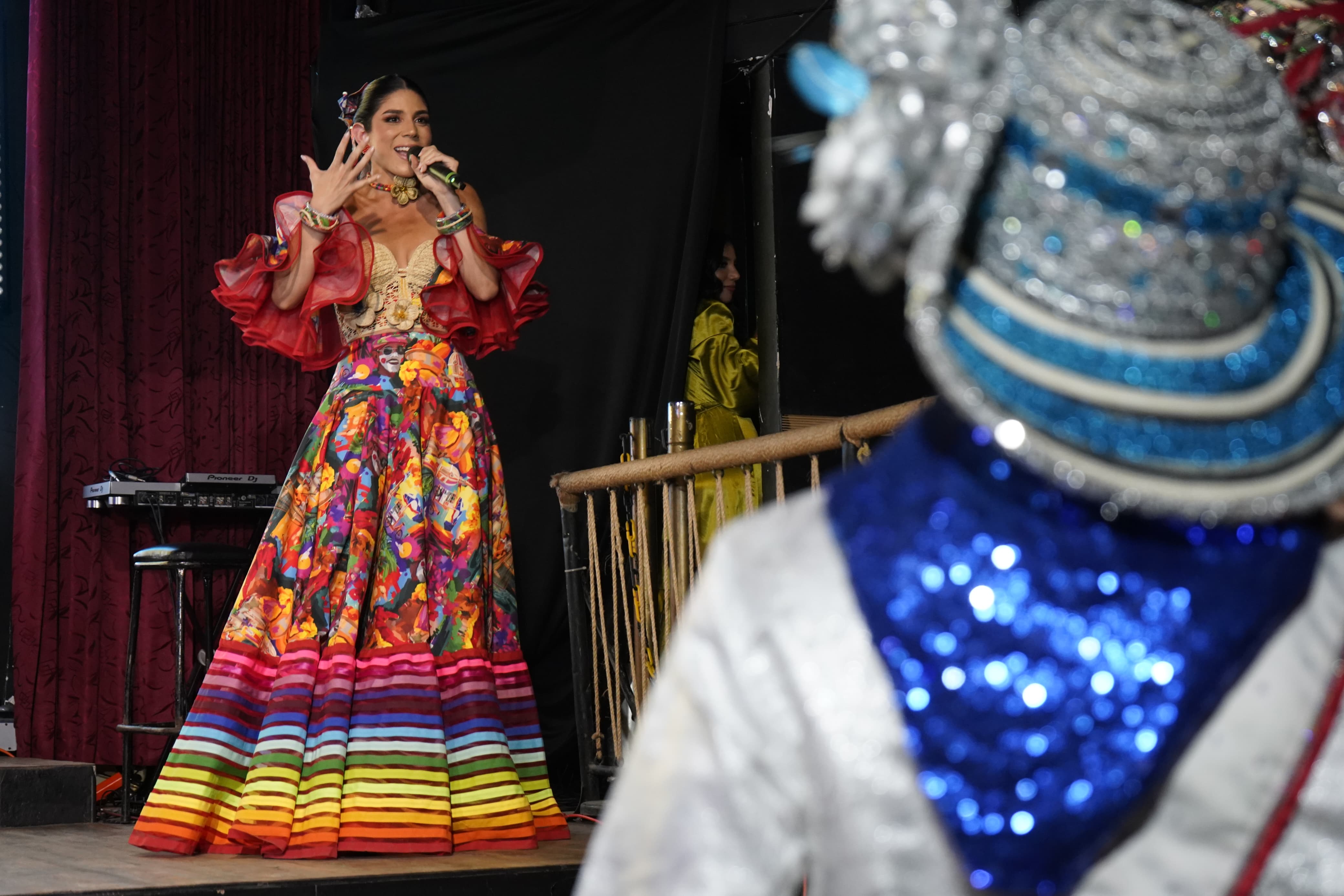 Alexsandra Estarita Villa, con su pollera en homenaje a las 13 danzas patrimoniales.