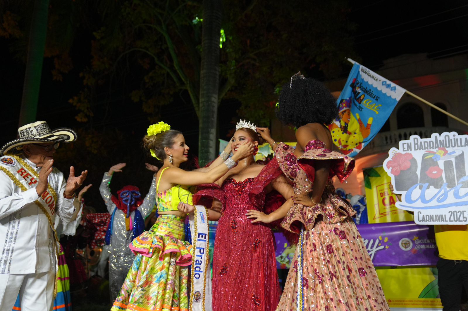 Las candidatas fueron coronadas por la soberana Tatiana.