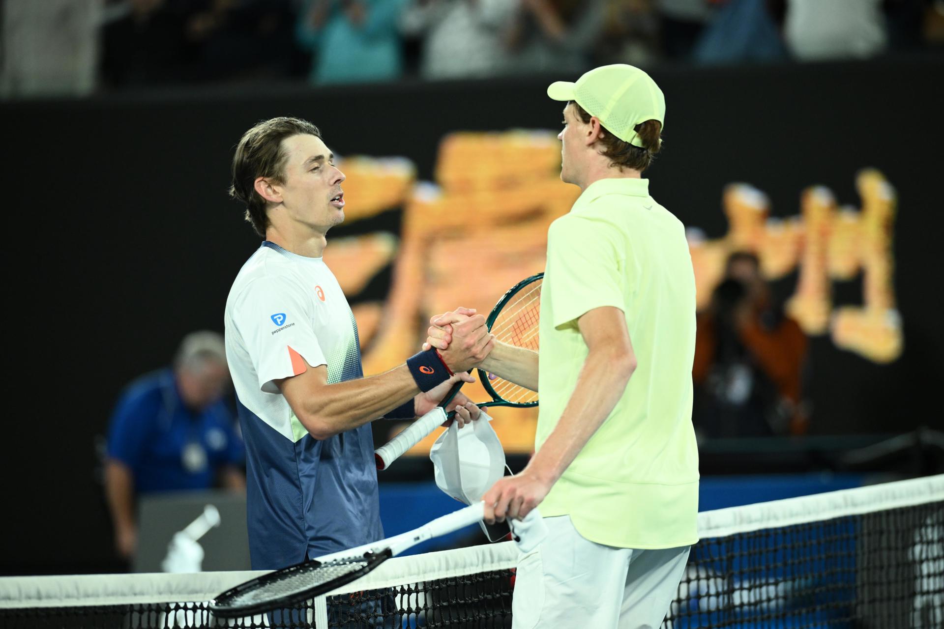 Jannik Sinner saludando a Alex De Miñaur luego de terminar el juego.