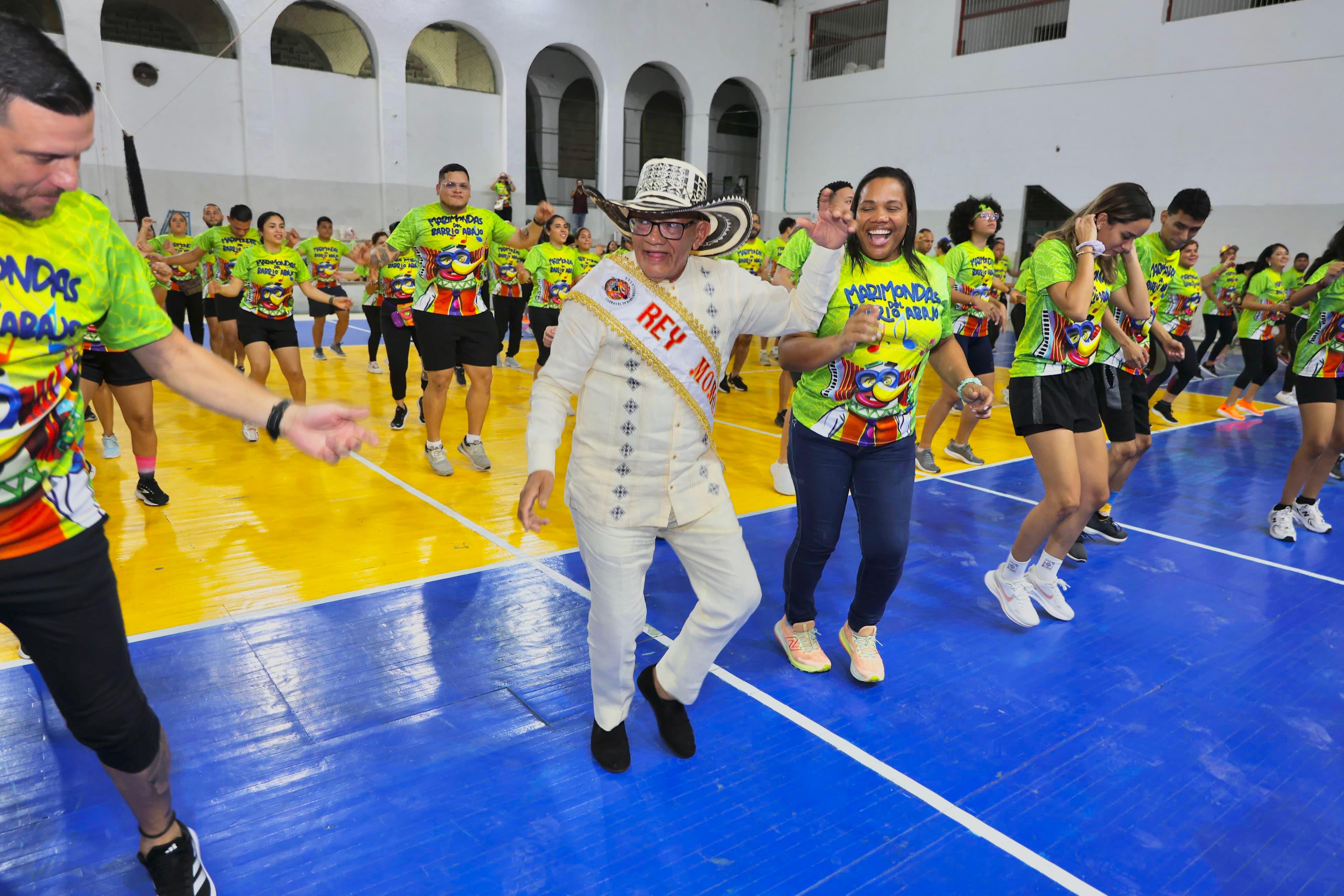 La primera parada que hizo fue con las Marimondas de Barrio Abajo. 