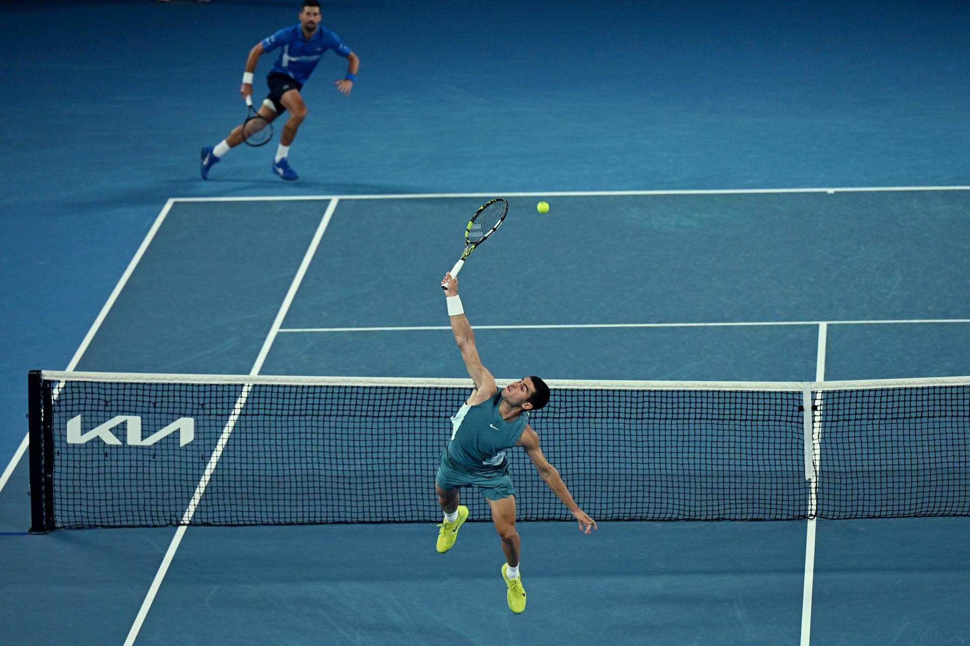 Carlos Alcaraz y Novak Djokovic durante el juego.