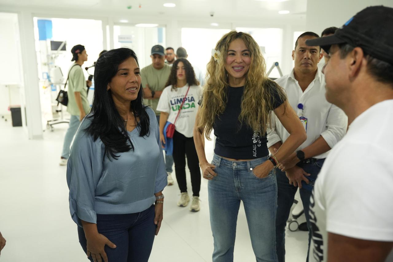 La Gerente de Ciudad Ana María Aljure y el Alcalde Alejandro Char dialogan con una enfermera del Nuevo Hospital de Barranquilla