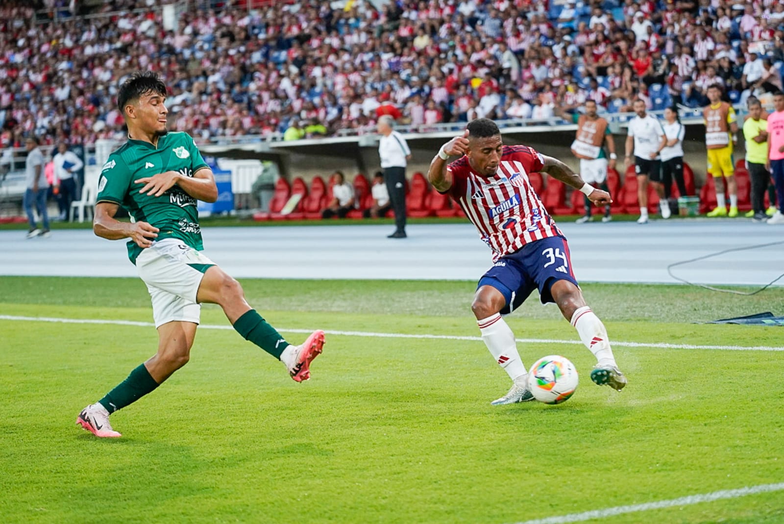 El lateral izquierdo Jhomier Guerrero lanzando un centro.