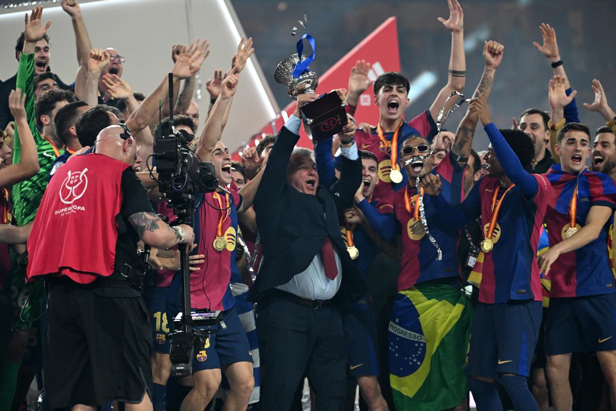 La plantilla y Laporta con el trofeo tras el partido de la final de la Supercopa de España de fútbol entre el Real Madrid y el FC Barcelona