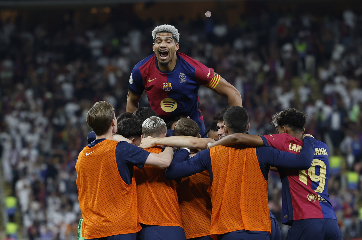 Los jugadores del FC Barcelona celebran el segundo gol de Raphinha