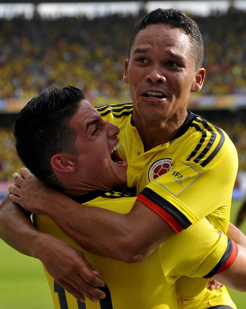 Carlos Bacca y James Rodríguez celebrando un gol en la Selección Colombia.