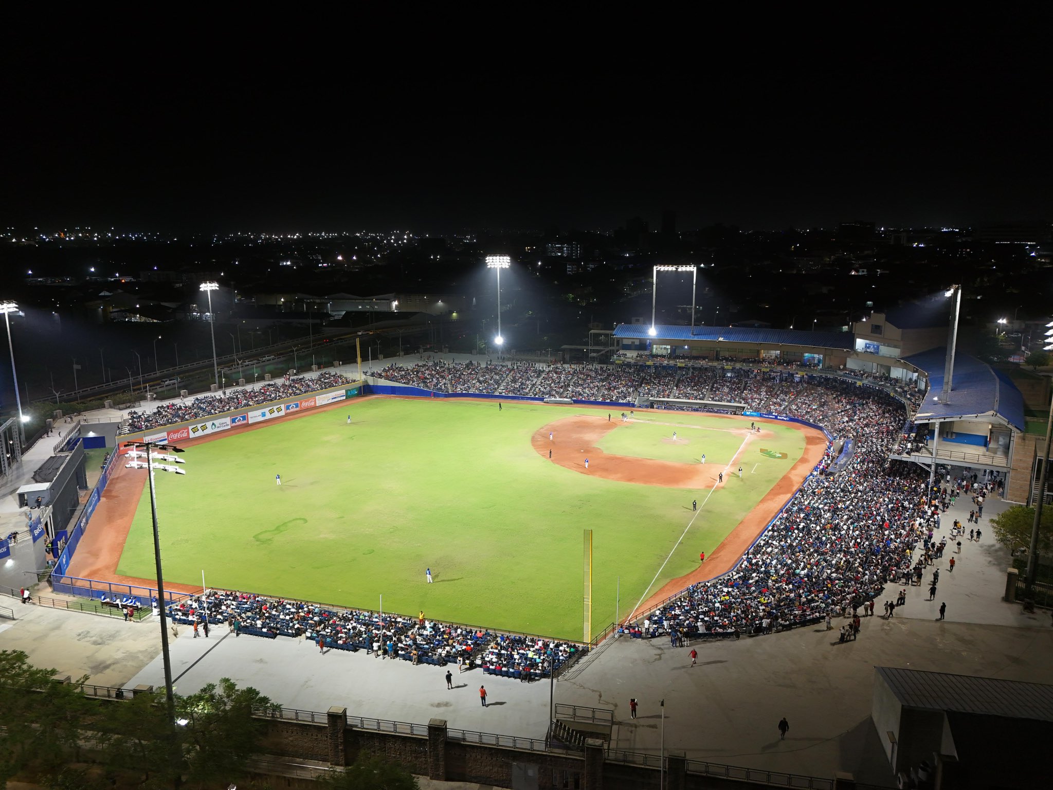 Aspecto del estadio Édgar Rentería en la noche de este lunes. 