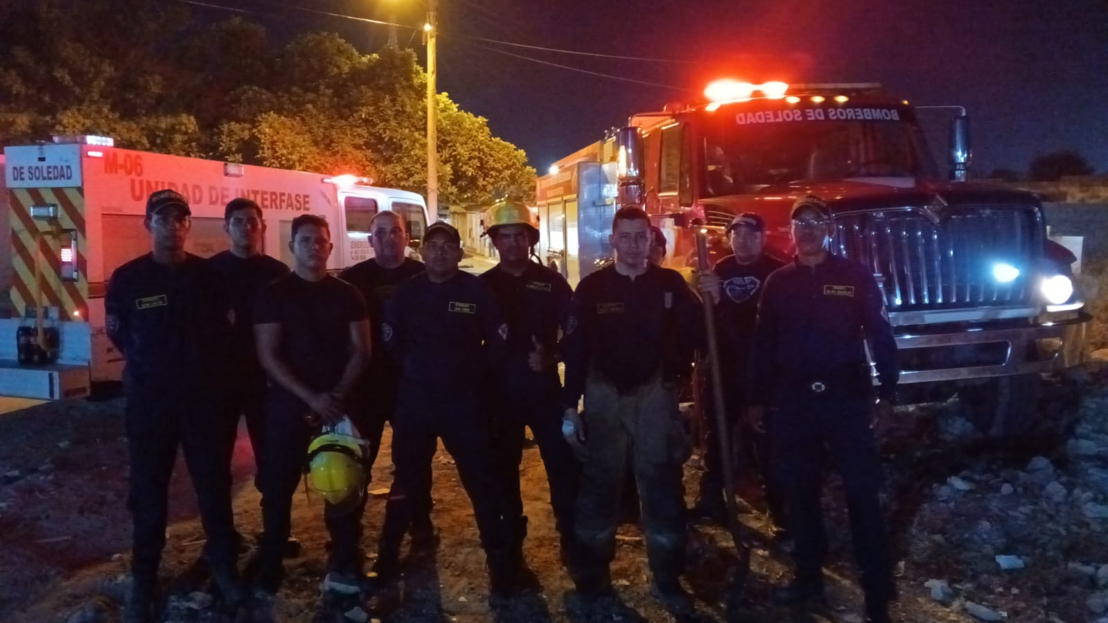 El equipo de bomberos que participó en el operativo. 