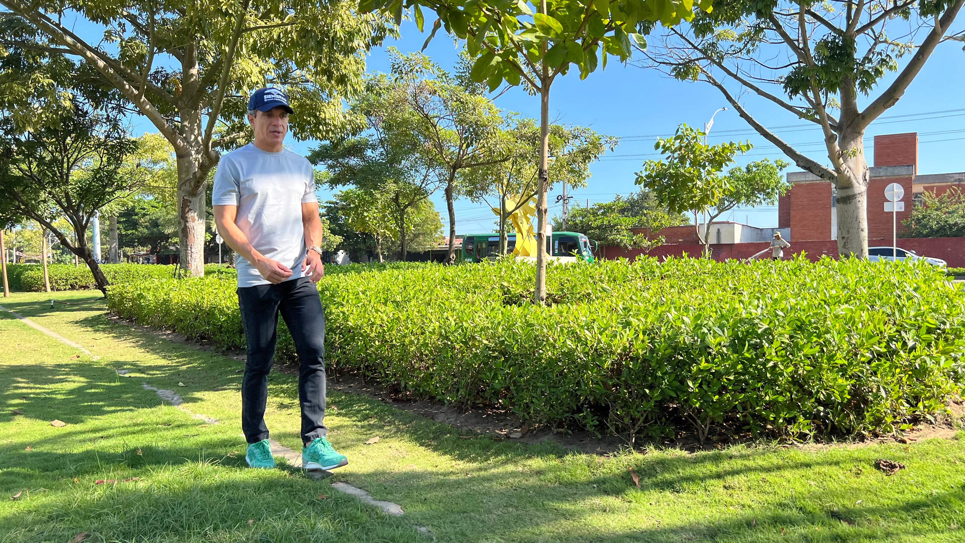 Henry Cáceres, gerente de Siembra Más, en la zona verde de la calle 30 con carrera 46.