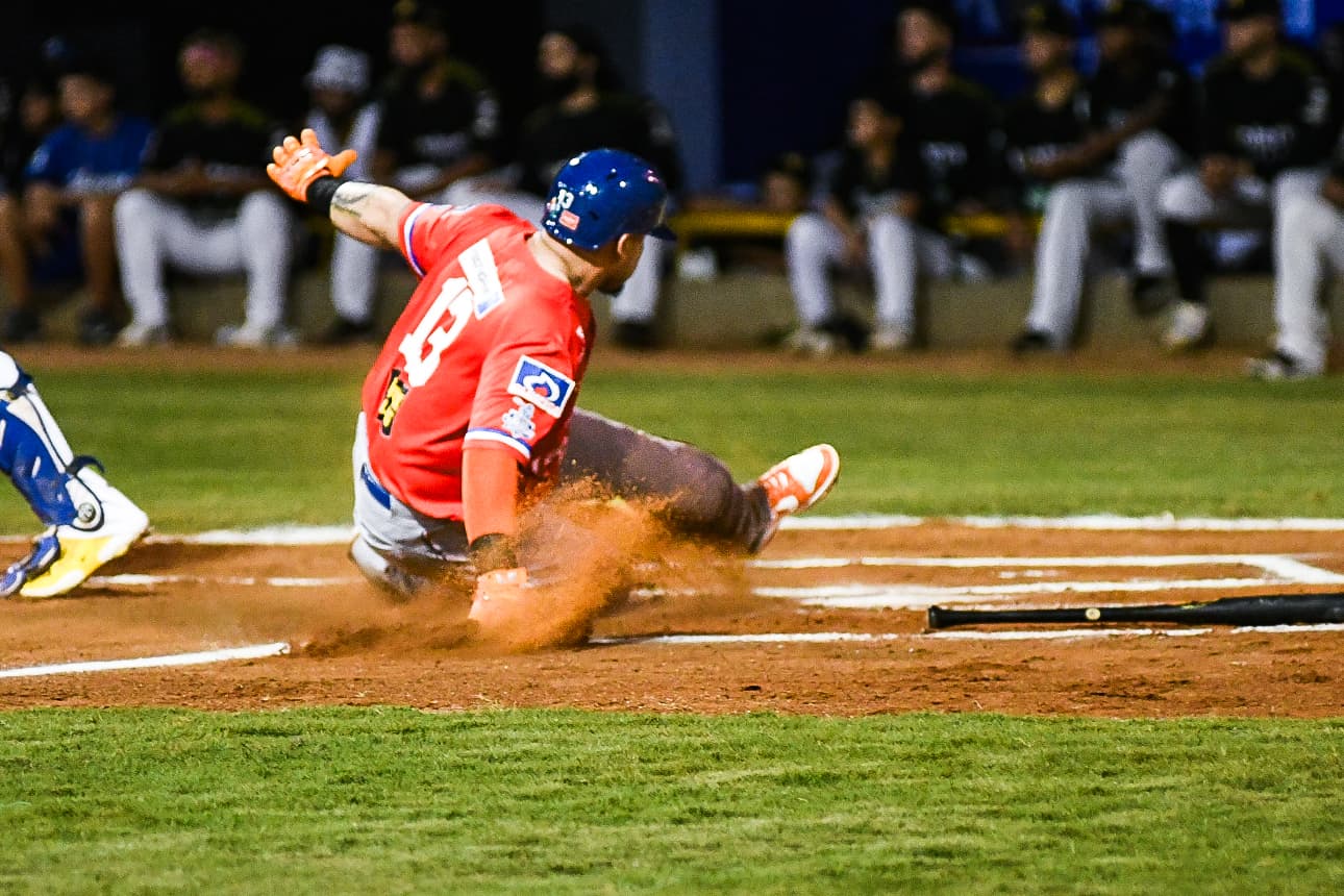 Jordan Díaz anota la primera carrera de Caimanes. 