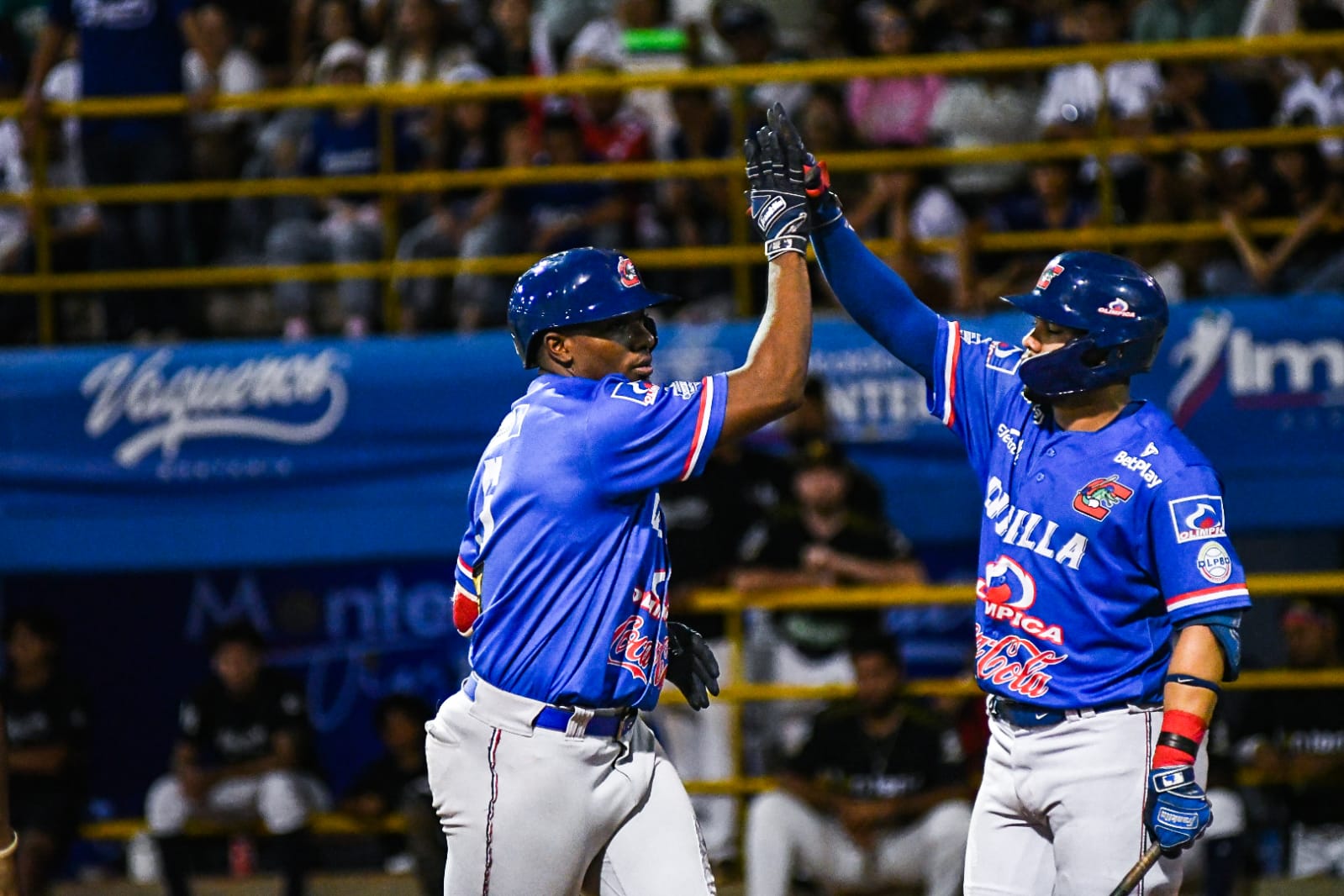 Jesús Marriaga es felicitado por su compañero Fabián Pertuz. 