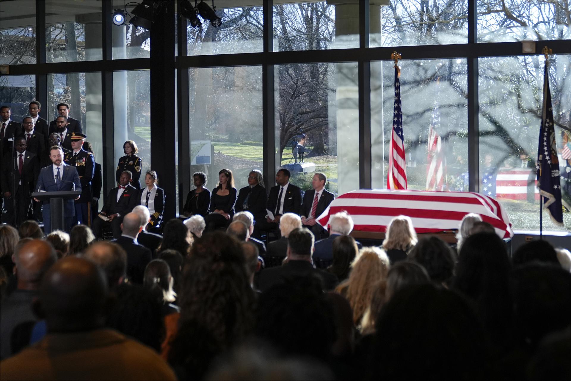 La Guardia de Honor ante el ataúd de Jimmy Carter en Atlanta, Georgia.