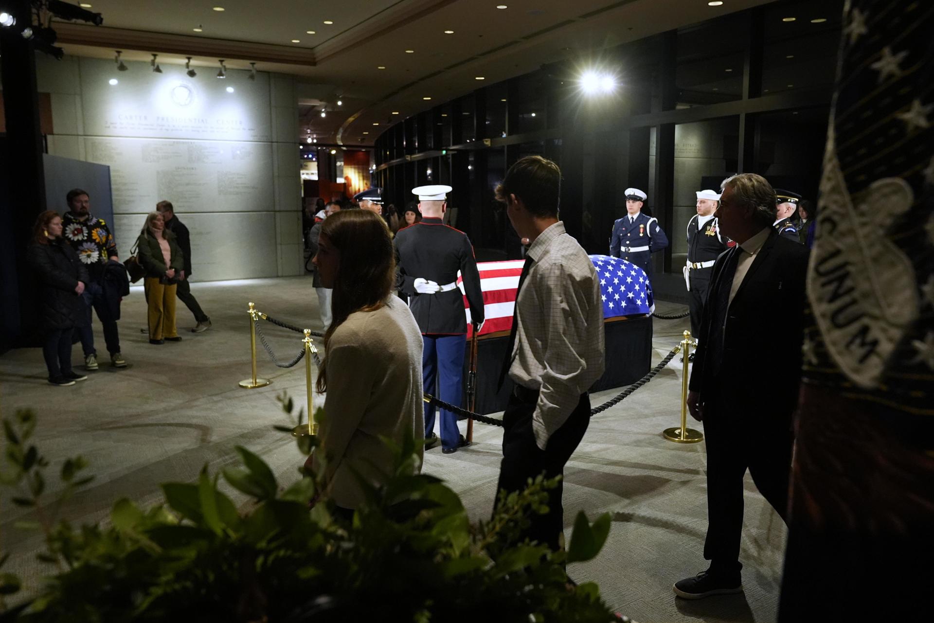 La Guardia de Honor ante el ataúd de Jimmy Carter en Atlanta, Georgia.