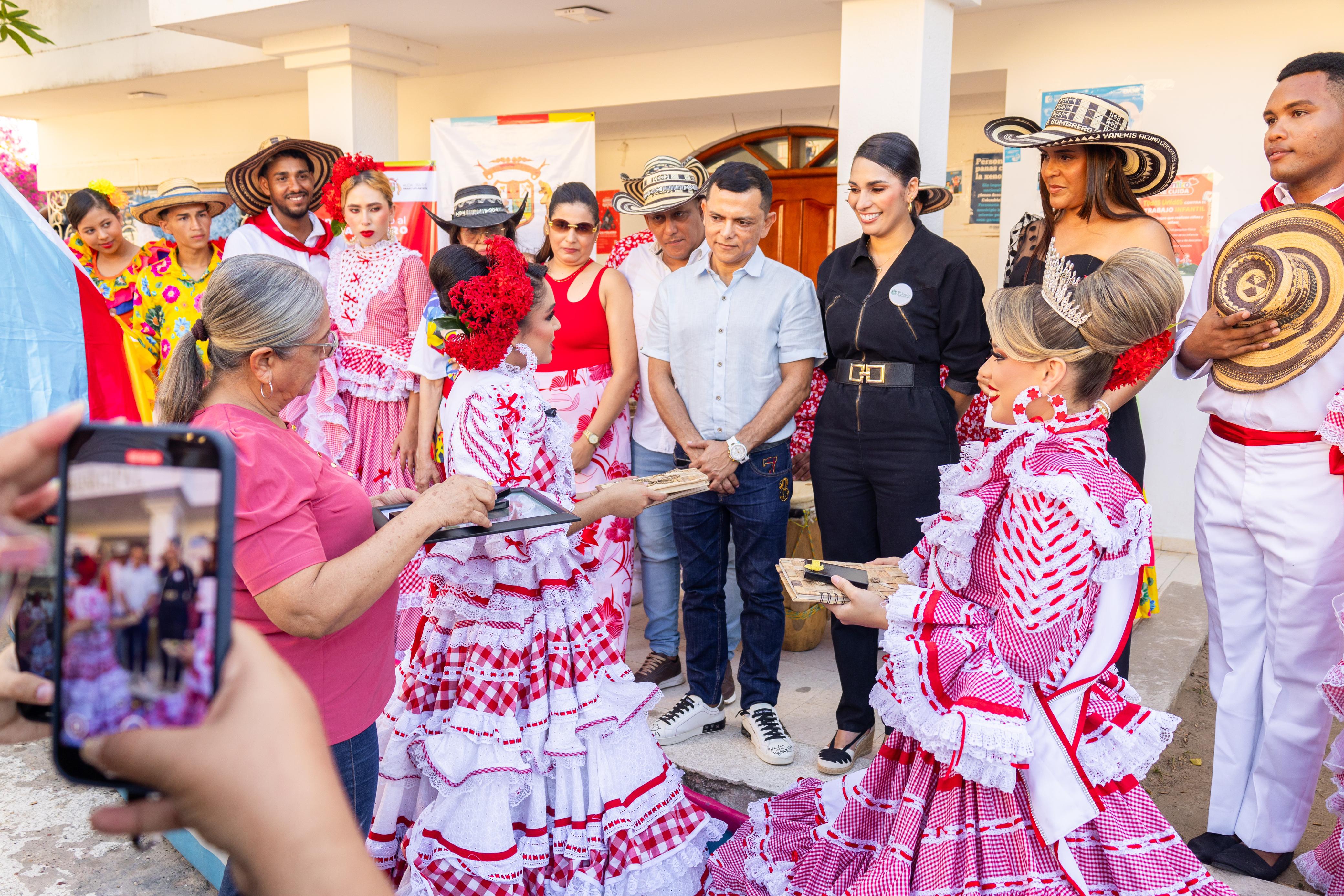 La soberana de Manatí entregando artesanías del municipio. 