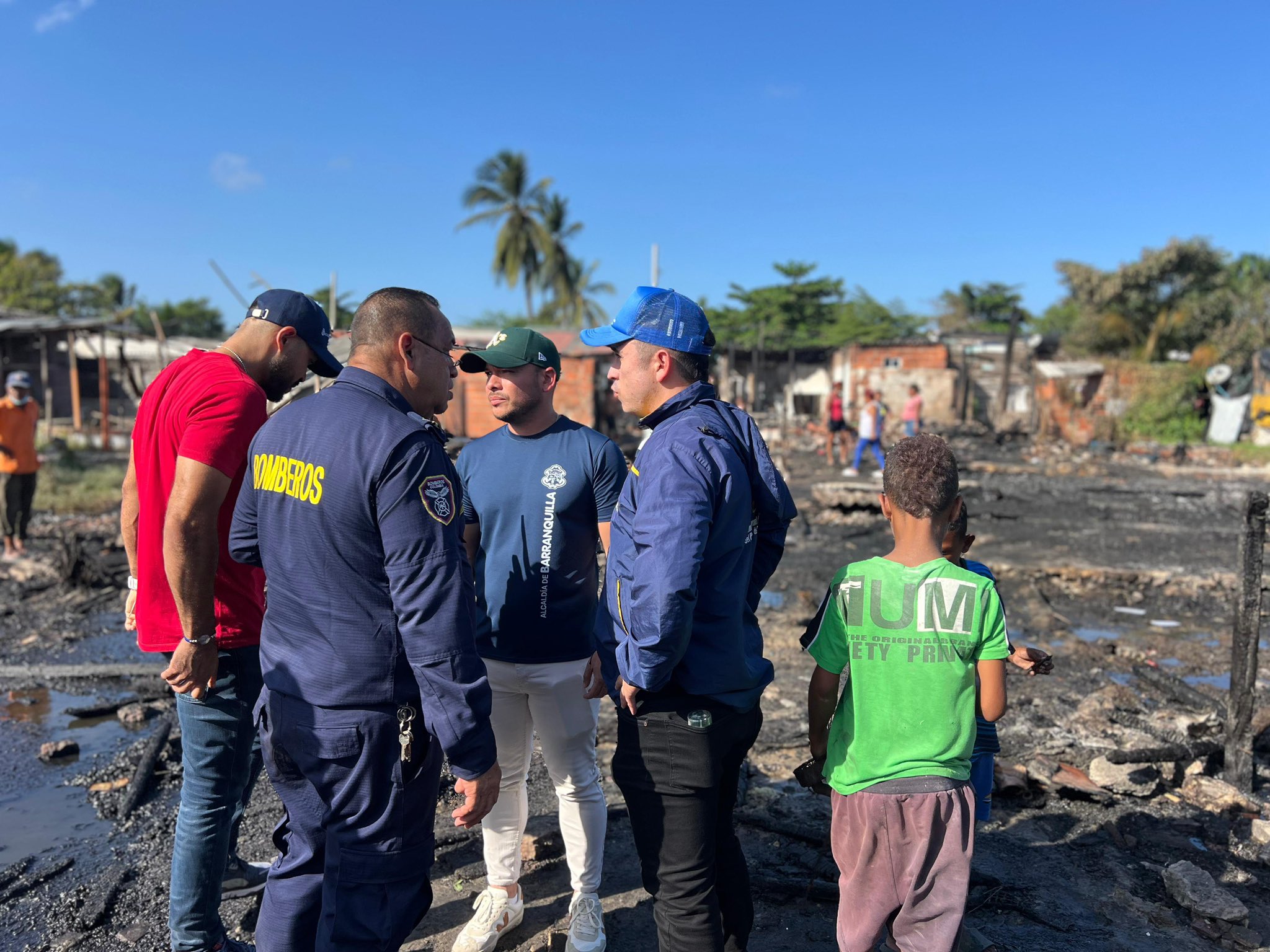 Personal de la Alcaldía en la zona del incendio.