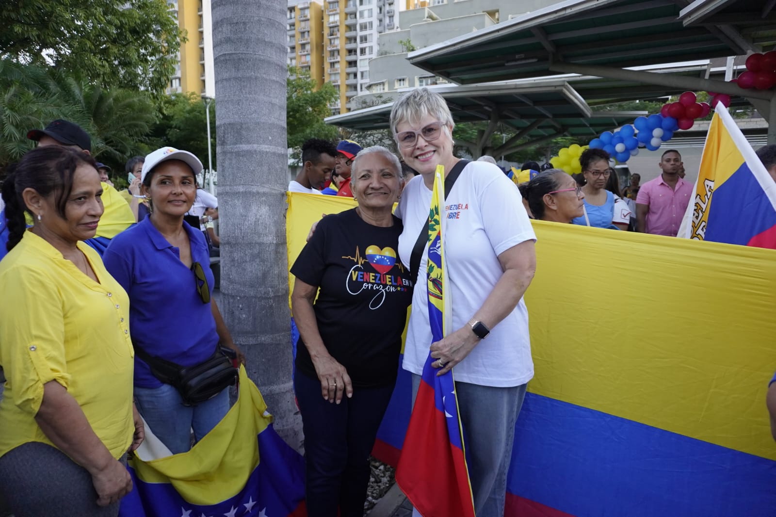 Pilín León con varios venezolanos en la Plaza de la Paz. 