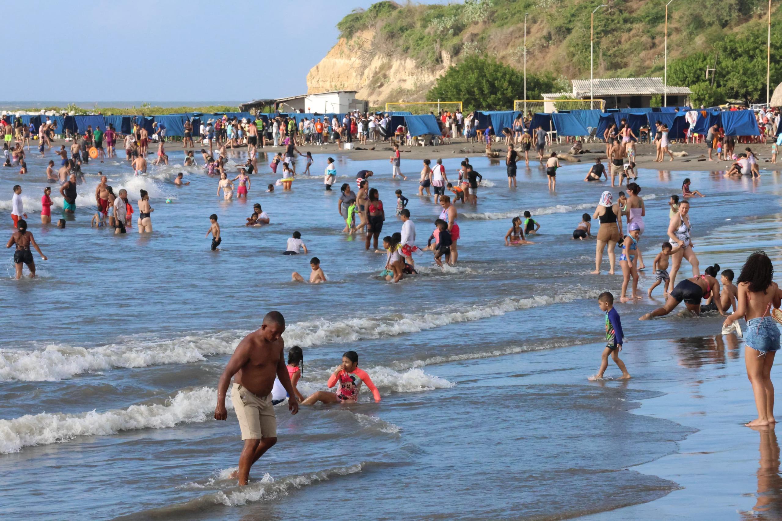 Visitantes disfrutando de las playas de Puerto Colombia.