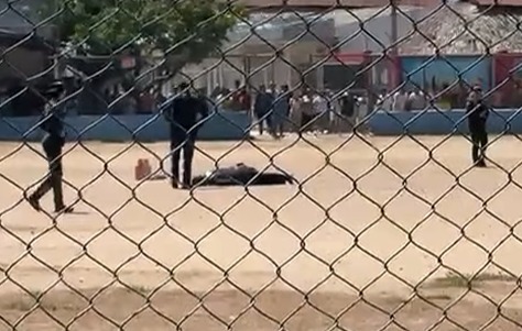 Nicolás Andrés Reyes malherido en la cancha de fútbol del municipio. 