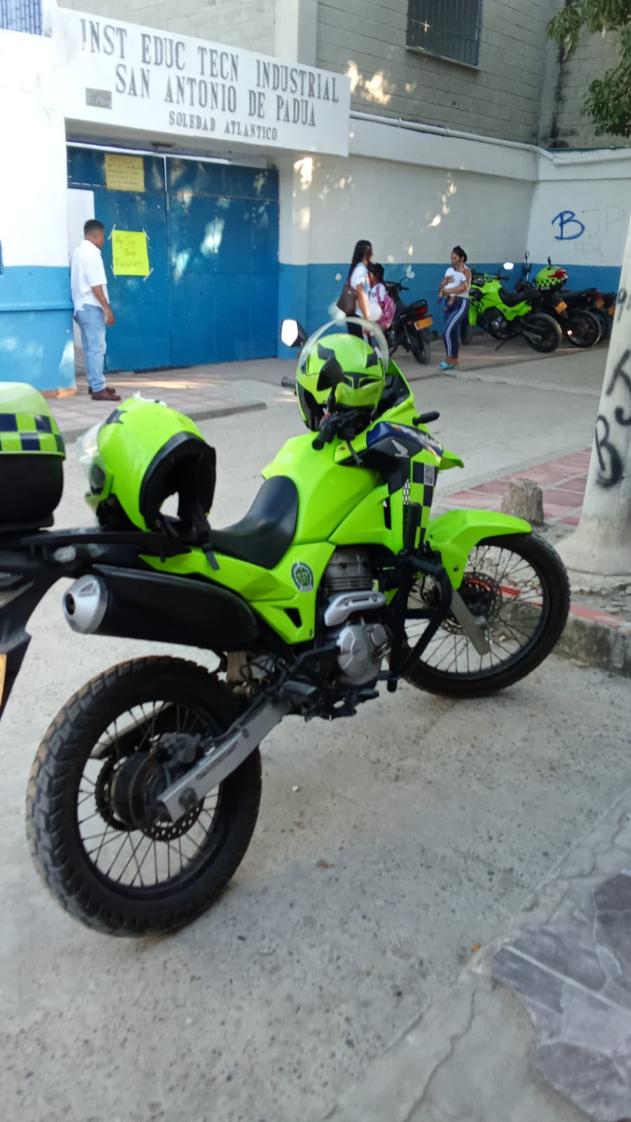 Acompañamiento de la Policía en la entrada del colegio. 