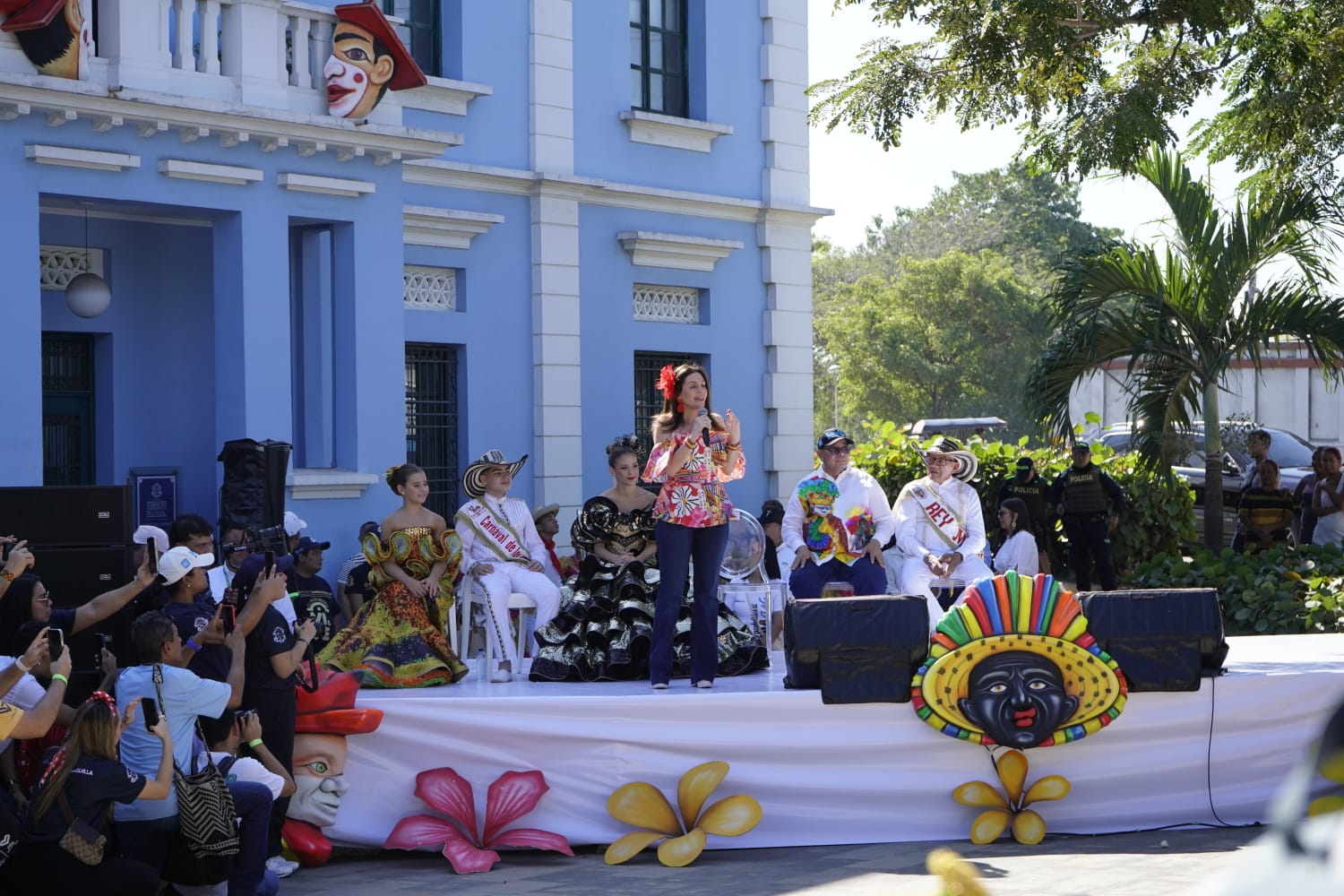 Izada de la bandera del Carnaval 2025 en la Intendencia Fluvial de Barranquilla. 