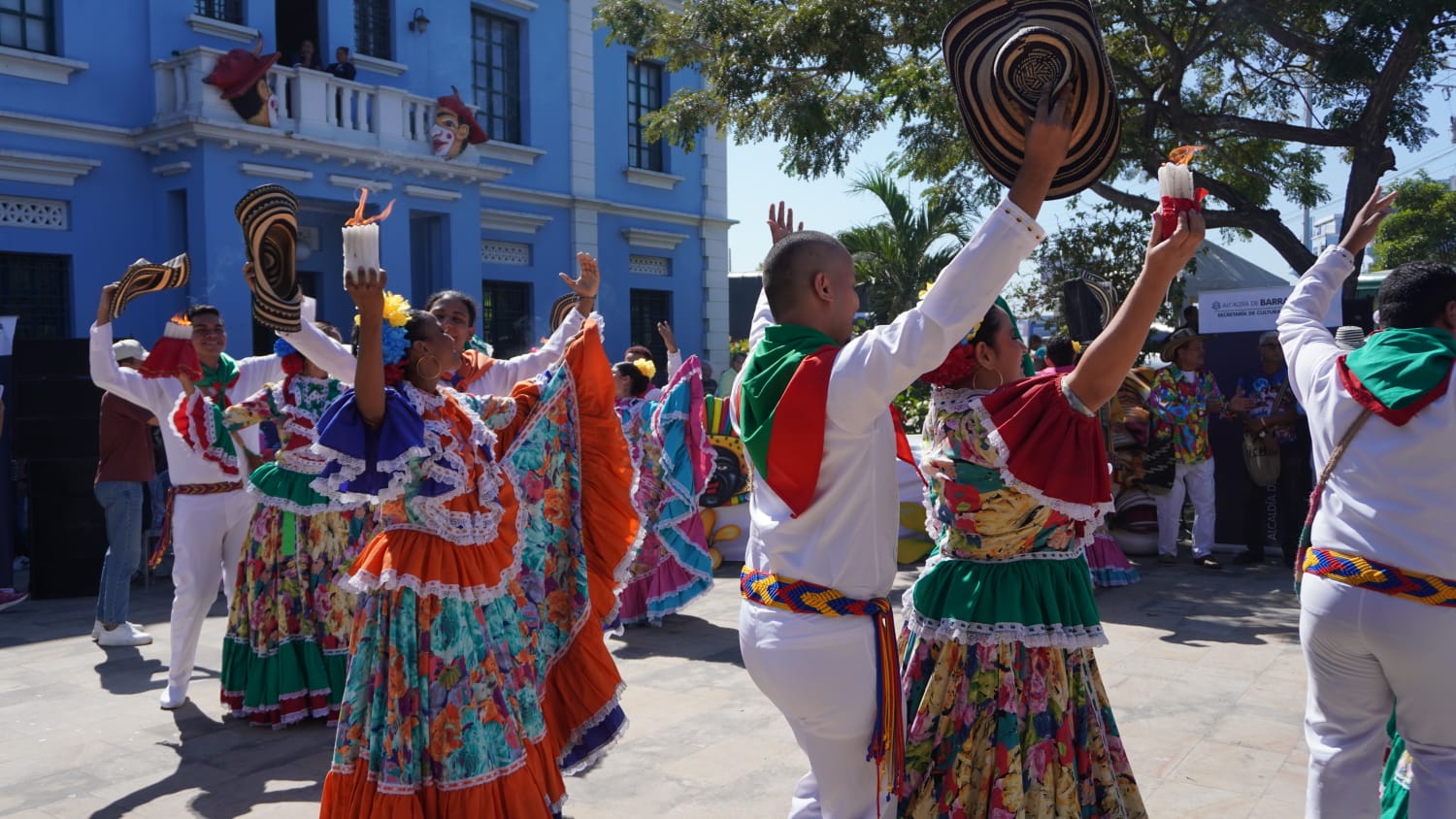 Izada de la bandera del Carnaval 2025 en la Intendencia Fluvial de Barranquilla. 