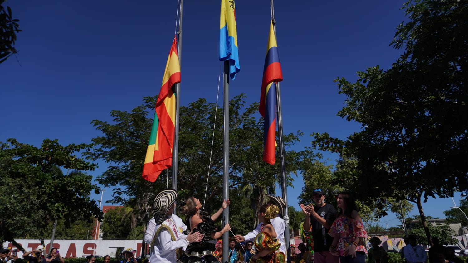 Izada de la bandera del Carnaval 2025 en la Intendencia Fluvial de Barranquilla. 