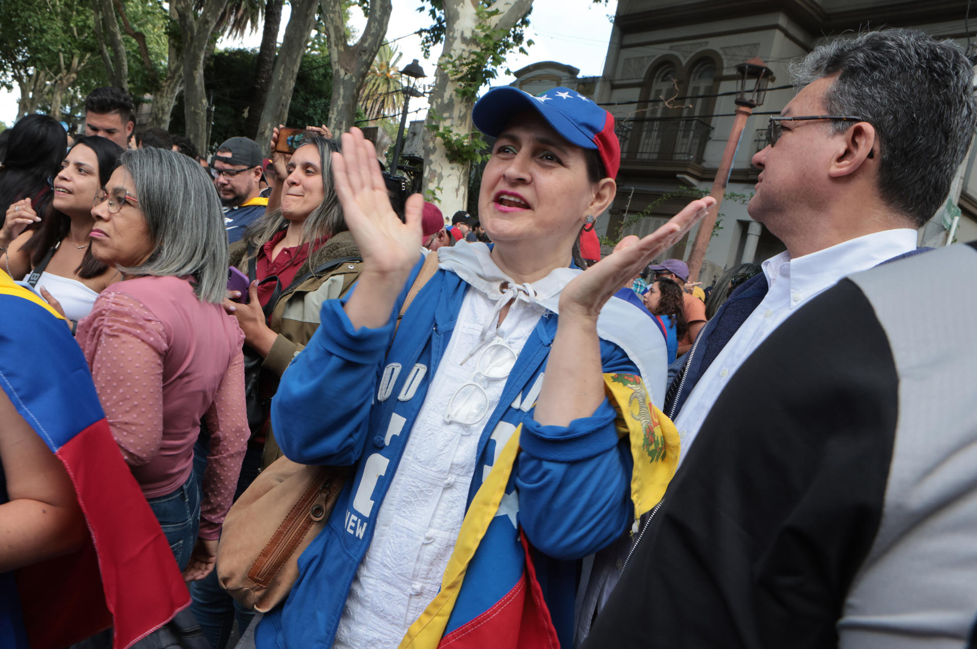 Simpatizantes del opositor Edmundo González Urrutia, en Montevideo, Uruguay.