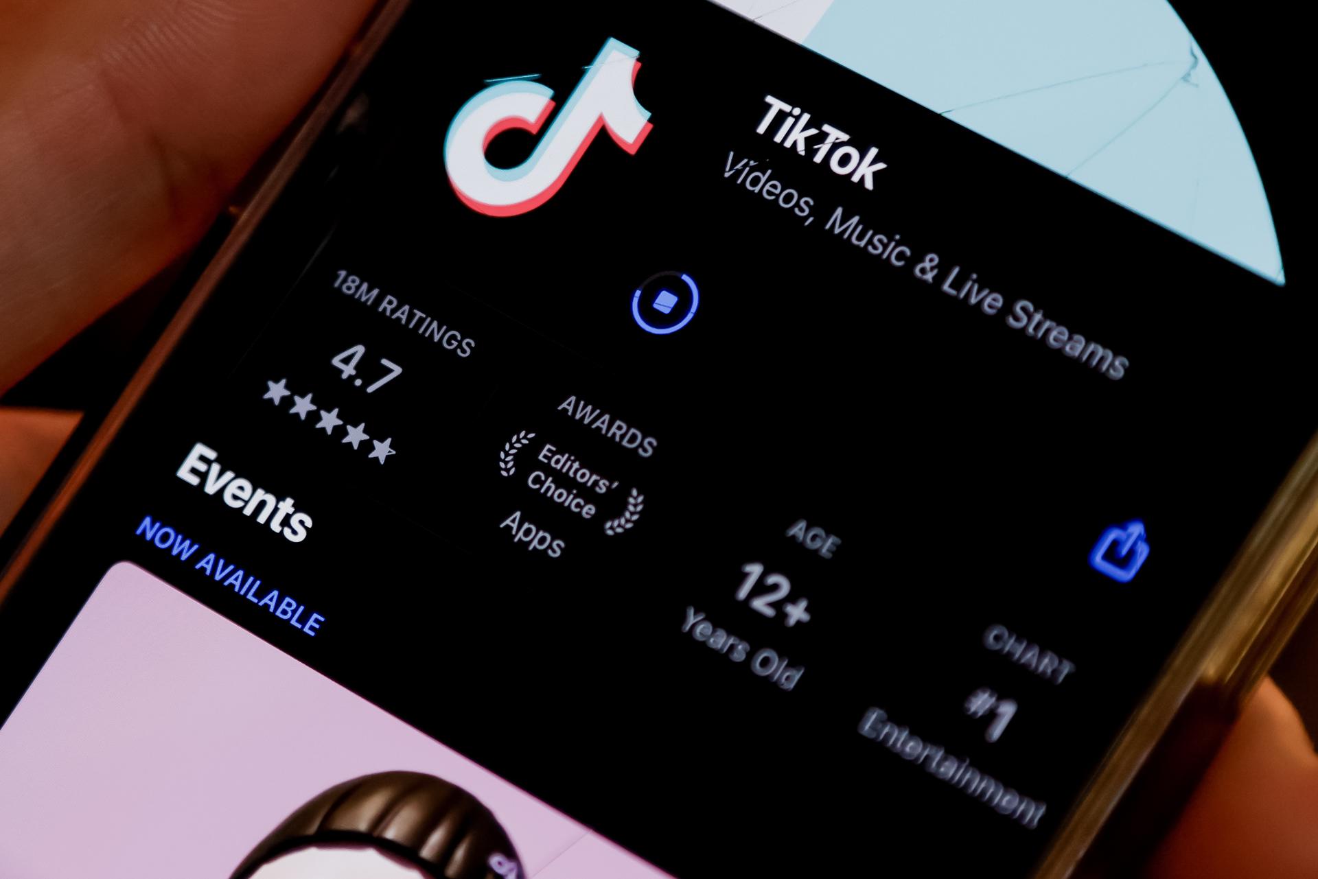 Un usuario de iPhone con la aplicación TikTok en la App Store de Apple. 