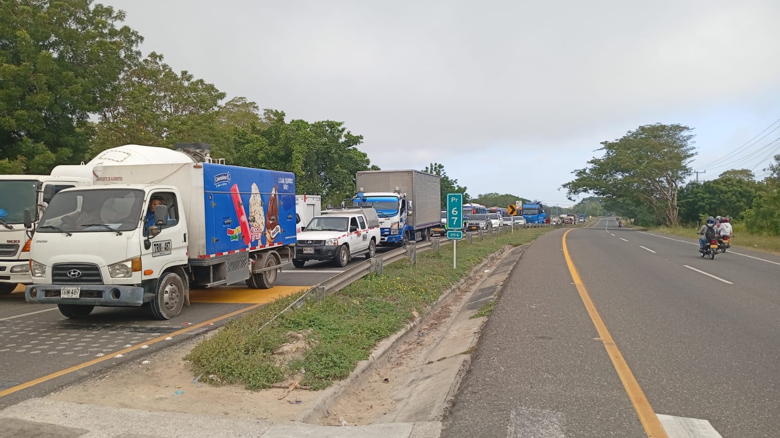 Fila de carros atrapados en el bloqueo. 