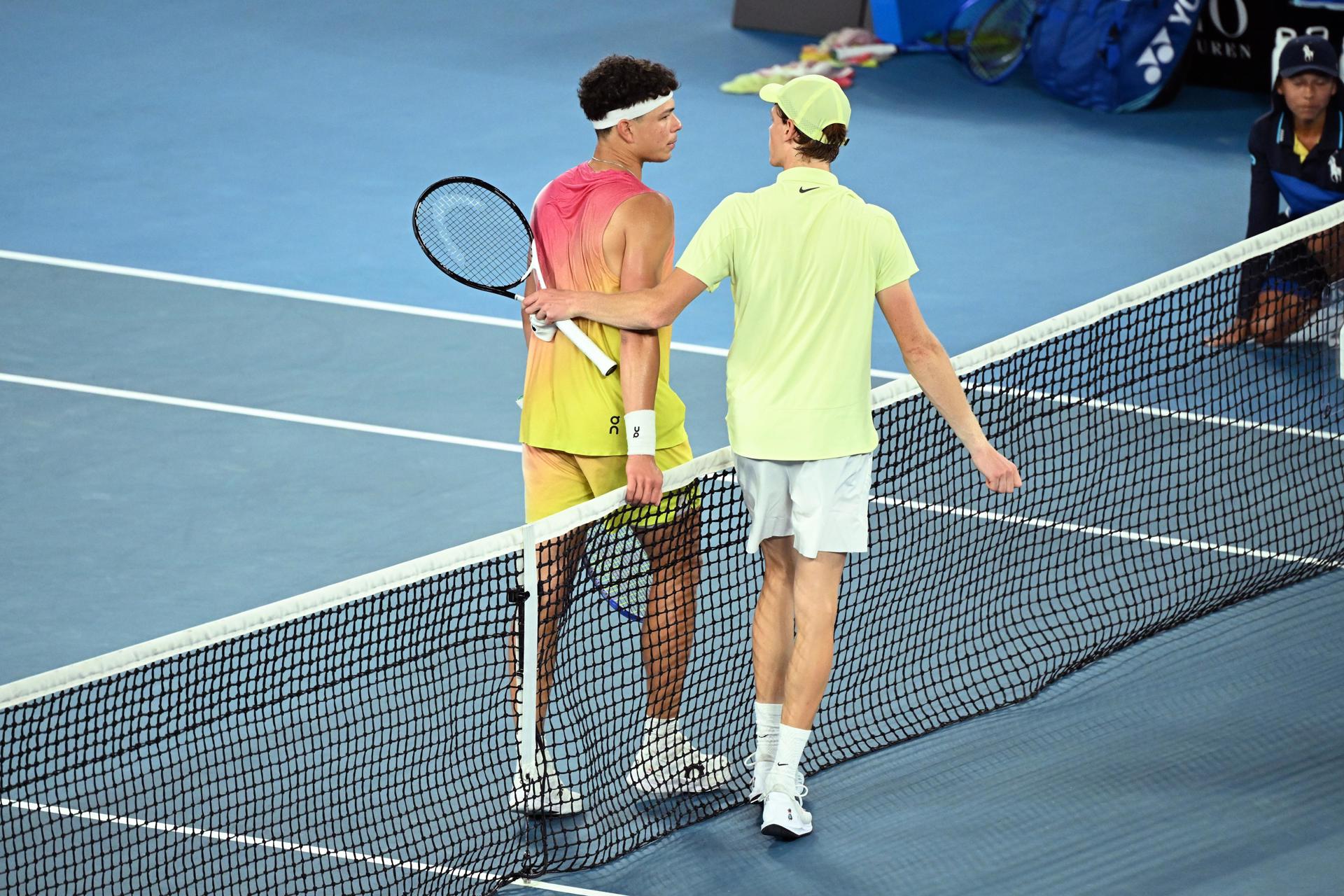 Jannik Sinner y Ben Shelton se saludan tras finalizar el juego.