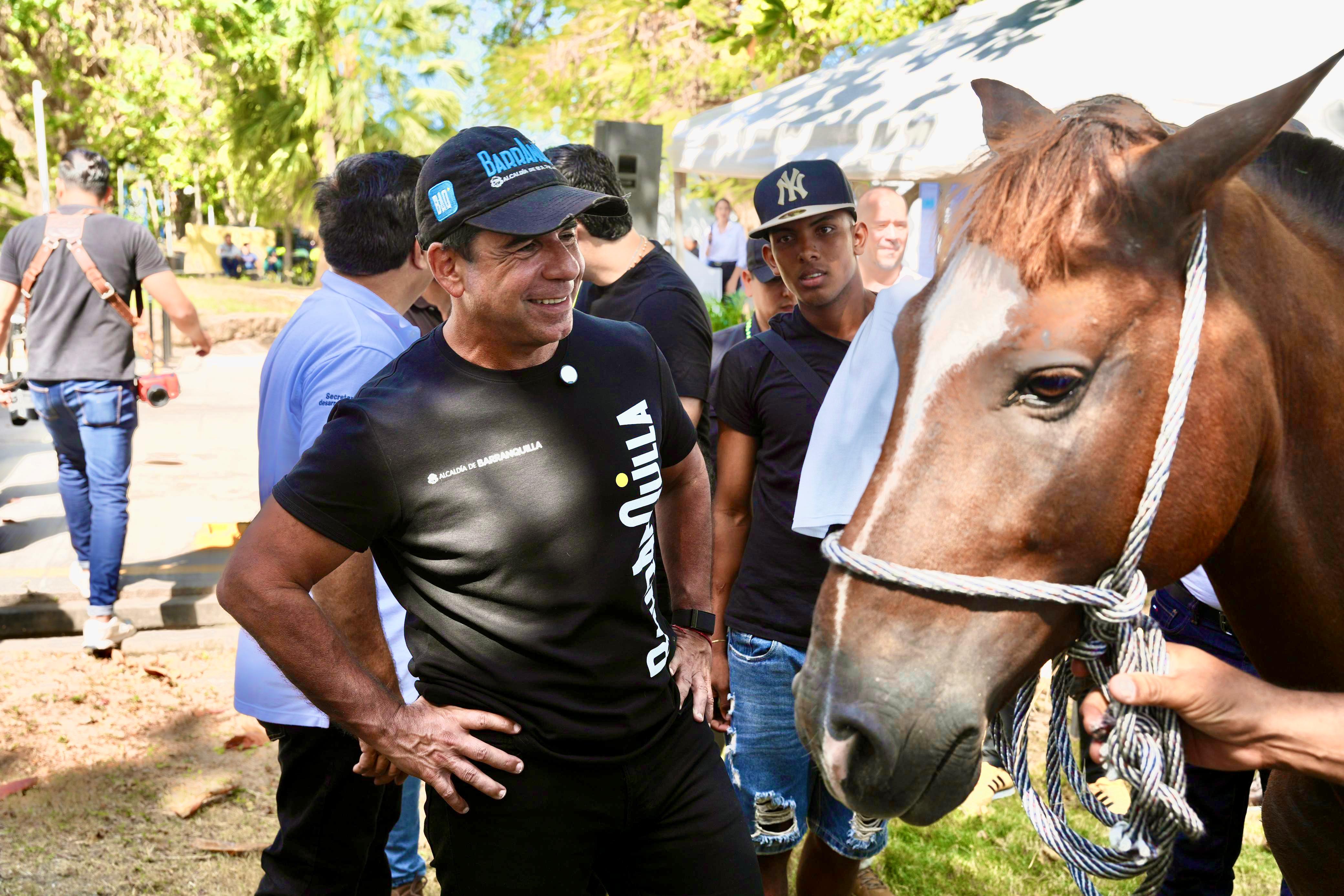 Alcalde Char posa junto a un caballo rescatado. 