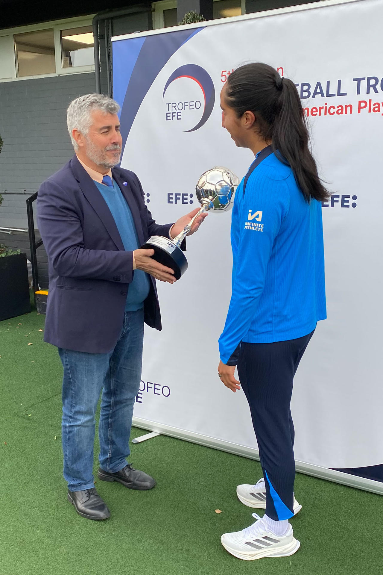 Mayra Ramírez recibió este viernes de manos del presidente de la Agencia EFE, Miguel Ángel Oliver.